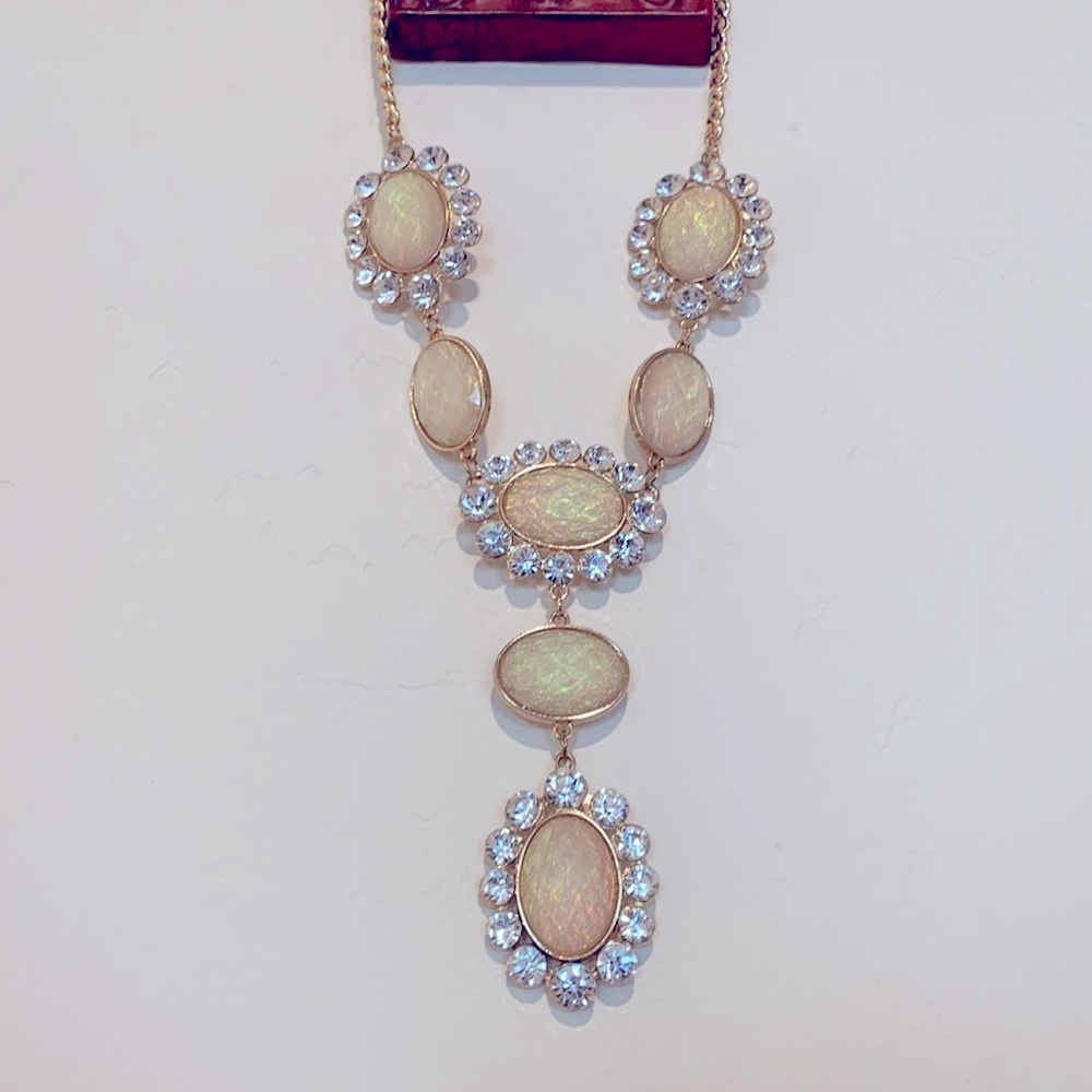 Stunning necklace, ready to sparkle.